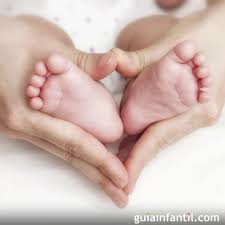 Pies de bebé en forma de corazón